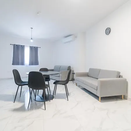 Spacious 1br With Comfortable Bed With Wifi & Ac شقة