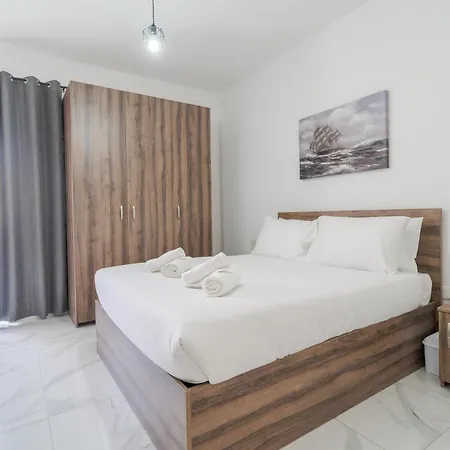 Spacious 1br With Comfortable Bed With Wifi & Ac شقة