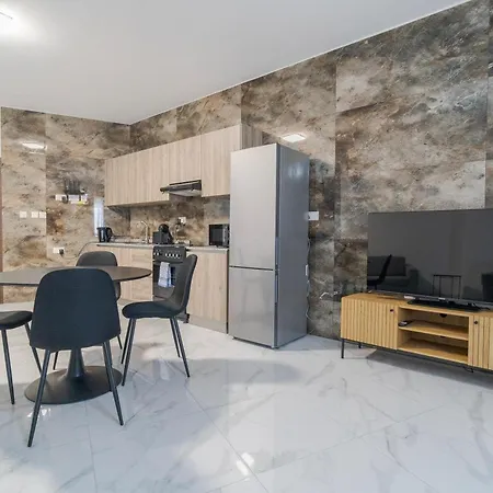 شقة Spacious 1br With Comfortable Bed With Wifi & Ac *