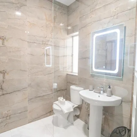 Spacious 1br With Comfortable Bed With Wifi & Ac Żabbar