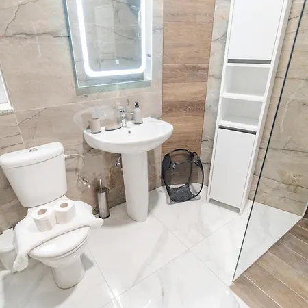 Spacious 1br With Comfortable Bed With Wifi & Ac Żabbar